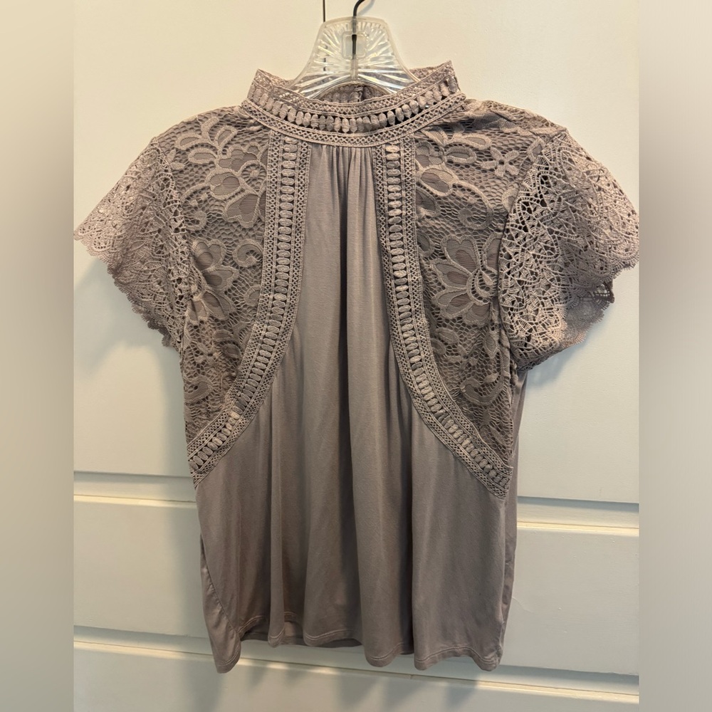 Rose top with high neck and lace. - Picture 1 of 3